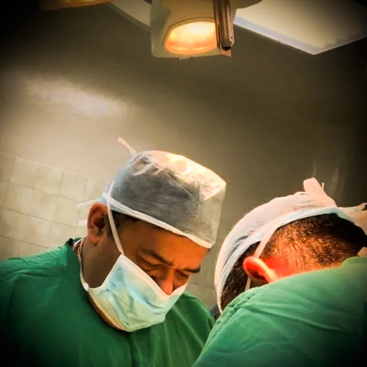 Equipo quirúrgico realizando cirugía en Clínicas Médicas Integrales